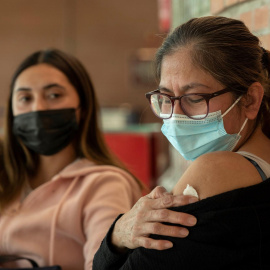 Una mujer tras vacunarse este lunes con la tercera dosis contra el covid en el Palacio de los Deportes de Murcia.