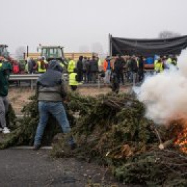 Los agricultores intensifican sus protestas mientras Sánchez les tiende la mano