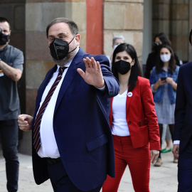 El president d'ERC, Oriol Junqueras, arribant al Parlament acompanyat de Marta Vilalta i Roger Torrent. Imatge del 21 de maig del 2021.