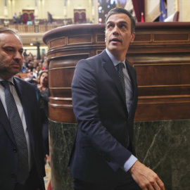 El exministro de Transportes, José Luis Ábalos, junto al presidente del Gobierno y secretario general del PSOE, Pedro Sánchez, en una imagen de archivo en el Congreso de los Diputados.