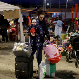 04/03/2022 Una mujer sostiene a su bebé en la frontera entre Ucrania y Eslovaquia, en Vysne Nemecke