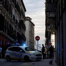 Agentes de la Policía Municipal de Madrid bloquean una calle