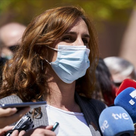 La candidata de Más Madrid a la Presidencia de la Comunidad de Madrid, Mónica García, ofrece declaraciones a los medios después de un encuentro con la militancia en Orcasitas, a 5 de mayo de 2021, en Madrid.