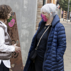 Eulàlia Reguant i Dolors Sabater conversen abans de la reunió de la Coordinadora Oberta Parlamentària (COP) de la CUP.