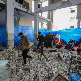 27/02/2024 Palestinos rezan en las ruinas de la mezquita de Al-Huda, destruida por los bombardeos israelíes, a 23 de febrero de 2024.