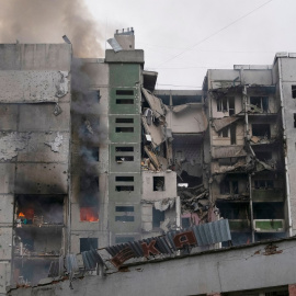 Una vista muestra un edificio residencial dañado por los recientes bombardeos, mientras continúa la invasión rusa de Ucrania, en Chernihiv, Ucrania, el 3 de marzo de 2022.