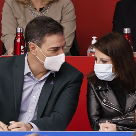 El presidente del Gobierno y secretario general de los socialistas, Pedro Sánchez, y la vicesecretaria general del partido, Adriana Lastra, durante el Comité Federal del PSOE este domingo.
