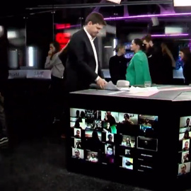 03/03/2022 El momento en que los trabajadores de TV Rain salen del plató y ponen fin a las emisiones del canal