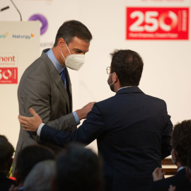 El presidente del Gobierno, Pedro Sánchez, saluda al president de la Generalitat, Pere Aragonés.