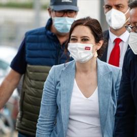 La presidenta de la Comunidad de Madrid y candidata a la reelección, Isabel Díaz Ayuso y el portavoz del PP en la Asamblea de Madrid, Alfonso Serrano durante un paseo por el Parque Juan Carlos I,
