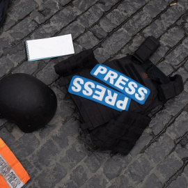 Material de prensa en el suelo durante una concentración por la muerte de periodistas en la guerra de Israel y Palestina, en Barcelona.