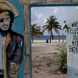 Un dibujo de un pirata junto a una puerta que da acceso a la playa en Bridgetown (Barbados). AFP/Getty Images/Joe Raedle