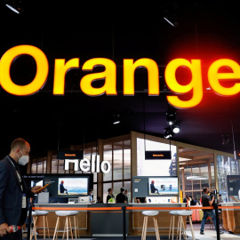 El stand de la operadora de telecomunicaciones francesa Orange en el Mobile World Congress (MWC) de Barcelona. REUTERS/Albert Gea