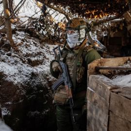 Un militar ucraniano se encuentra en su posición en una trinchera en una línea de frente en la frontera con Rusia.