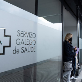 Una mujer sale con mascarilla del Hospital Álvaro Cunqueiro de Vigo, a 10 de enero de 2024, en Vigo.