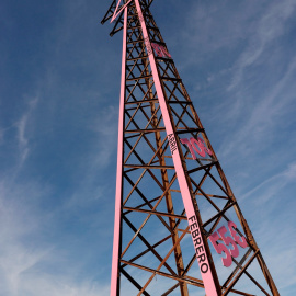 20/10/2021 Convierten una torre eléctrica en desuso en una flecha artística de protesta contra la subida en el precio de la luz