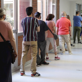 Varias personas esperan para recibir la vacuna contra la covid-19 en el Hospital Severo Ochoa de Leganés, Madrid.
