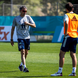 El seleccionador español Luis Enrique durante el entrenamiento que los jugadores de la selección española que componen la burbuja paralela a la lista orginal para la Eurocopa, han llevado a cabo este jueves en la Ciudad Deportiva de Las Rozas.