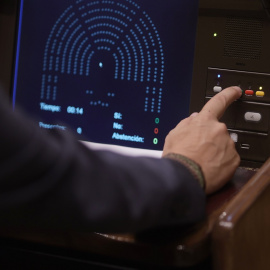 Un diputado vota durante una sesión plenaria del Congreso. E.P./E. Parra/POOL