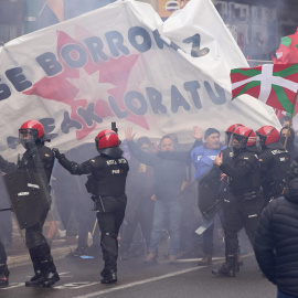 Vista de la carga policial que se ha producido durante la manifestación en homenaje con motivo del 48 aniversario del asesinato de cinco obreros por disparos de la Policía en Vitoria.