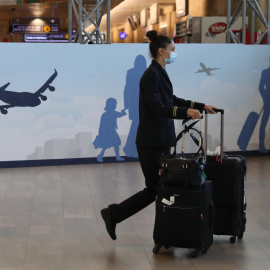 Una azafata camina en el Aeropuerto Internacional Ben Gurion cerca de Tel Aviv, Israel, el 28 de noviembre de 2021