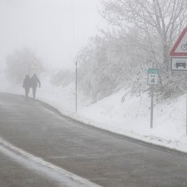 Dos personas caminan entre la nieve este domingo en O Cebreiro.