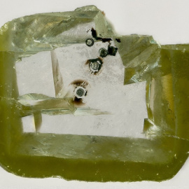 Diamante con pequeñas inclusiones del nuevo mineral davemaoita.