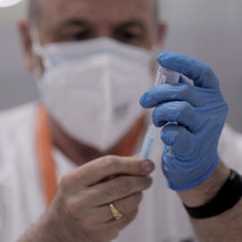 Un sanitario sostiene una vacuna contra la covid-19, el pasado 1 de junio de 2021, en el Hospital Isabel Zendal, en Madrid.