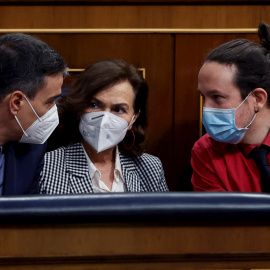 En la imagen, el todavía vicepresidente segundo Pablo Iglesias conversa con el presidente Pedro Sánchez y la vicepresidenta primera Carmen Calvo. - EFE