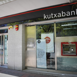 Exterior de una sucursal del banco Kutxabank en Madrid. E.P./Jesús Hellín