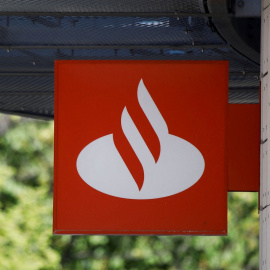 El logo del Banco Santander en el exterio de una de sus sucursales en Varsovia (Polonia). REUTERS/Kacper Pempel