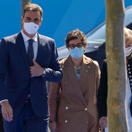 El presidente del Gobierno, Pedro Sánchez, junto a la ministra de Exteriores, Arancha González Laya, a su llegada a la cumbre que los líderes de la OTAN celebran este lunes en Bruselas.