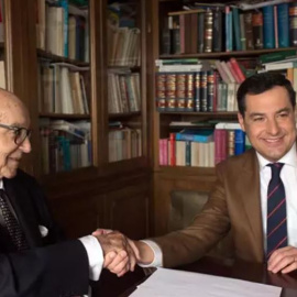 El presidente de la Junta de Andalucía, Juanma Moreno, y el exministro de UCD Manuel Clavero, en una imagen de archivo.