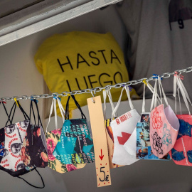 Varias mascarillas son expuestas para su venta en una tienda del centro histórico de Valencia mientras algunos partidos políticos han abierto el debate sobre el fin de la mascarilla obligatoria al aire libre.