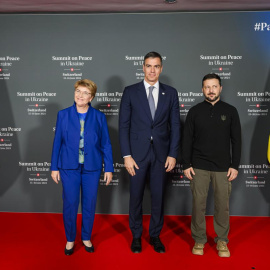 Pedro Sánchez, con la presidenta suiza, Viola Amherd, y su homólogo ucraniano, Volodimir Zelenski.
