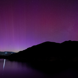Un aurora boreal cubre el cielo de Catalunya, a 11 de mayo de 2024.