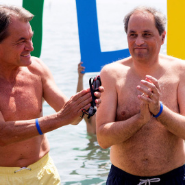 El presidente de la Generalitat Quim Torra participa junto al expresidente Artur Mas en la celebración de los 25 años de la campaña "Mulla't' por la esclerosis múltiple" . EFE