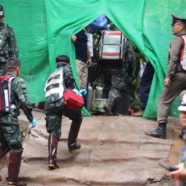 09/07/2018.- Personal médico accede a una zona restringida durante los preparativos para transportar a los niños rescatados al hospital en los alrededores de la cueva Tham Luang en el parque Khun Nam Nang, provincia de Chiang Rai (Tailandia) ayer, 8 de 