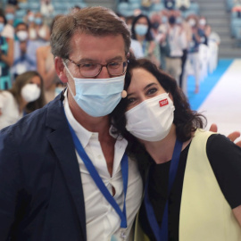 El presidente de la Junta de Galicia, Alberto Núñez Feijóo (i), junto a la presidenta de la Comunidad de Madrid, Isabel Díaz Ayuso (d), este viernes en Santiago de Compostela durante el 17º Congreso del PPdeG en el que Feijóo será reelegido líder 