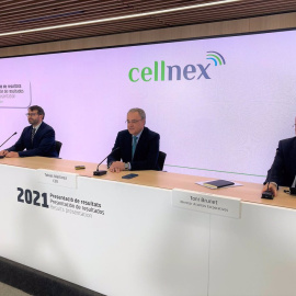El consejero delegado de Cellnex, Tobias Martínez, junto al director financiero y de M&A, José Manuel Aisa, y al director de Asuntos Corporativos, Toni Brunet, en la presentación de los resultados de 2021.