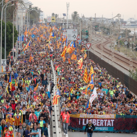 18/10/2019 - Los manifestantes catalanes cantan consignas mientras marchan durante la huelga general de Cataluña en El Masnou. / REUTERS (Albert Gea)