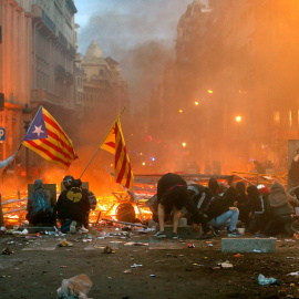 Manifestantes durante los incidentes que se están produciendo en Barcelona. /EFE