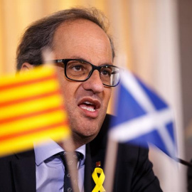 El presidente de Catalunya, Quim Torra, ofrece una rueda de prensa junto a la exconsejera catalana Clara Ponsati en el Hotel Principal en Edimburgo (Reino Unido). /EFE