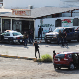17.10.2019 / Hombres armados del cártel son vistos en una calle durante enfrentamientos con las fuerzas federales tras la detención de Ovidio Guzmán, hijo del narcotraficante Joaquín "El Chapo" Guzmán, en Culiacán, en el estado de Sinaloa, México. 