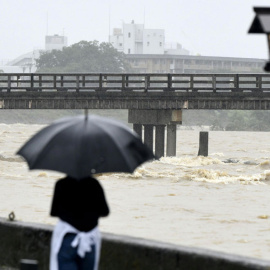 Las lluvias torrenciales provocan inundaciones y deslizamientos de tierras en el oeste de Japón. / Reuters