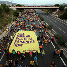 18/10/2019m - Los manifestantes portan una pancarta gigante en uno de los cortes de la autopista en Catalunya durante la huelga general de este viernes./ AFP (Pau Barrena)