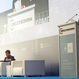 El presidente de la Generalitat, Pere Aragonès, junto al presidente del Cercle d'Economia, Xavier Faus (d), durante la sesión inaugural de la XXXVI Reunión del Cercle d'Economia, en Barcelona. EFE/Quique García