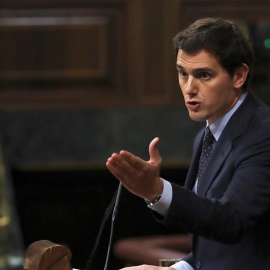 El líder de Ciudadanos, Albert Rivera, durante su intervención en el debate de la moción de censura presentada por el PSOE contra el presidente del Gobierno, Mariano Rajoy, esta tarde en el Congreso de los Diputados. EFE/Kiko Huesca
