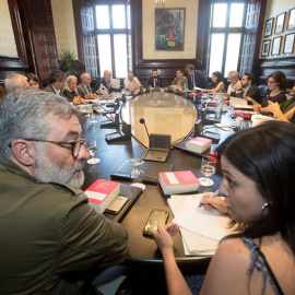 El presidente de la cámara catalana, Roger Torrent (c) durante la reunión de la Mesa del Parlament, que ha encargado hoy un informe jurídico a los letrados de la cámara sobre la resolución del juez Pablo Llarena que suspende a los seis diputados acus