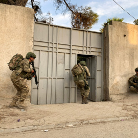 Tropas sirias durante una operación en la ciudad fronteriza de Tal Abiad./ Reuters